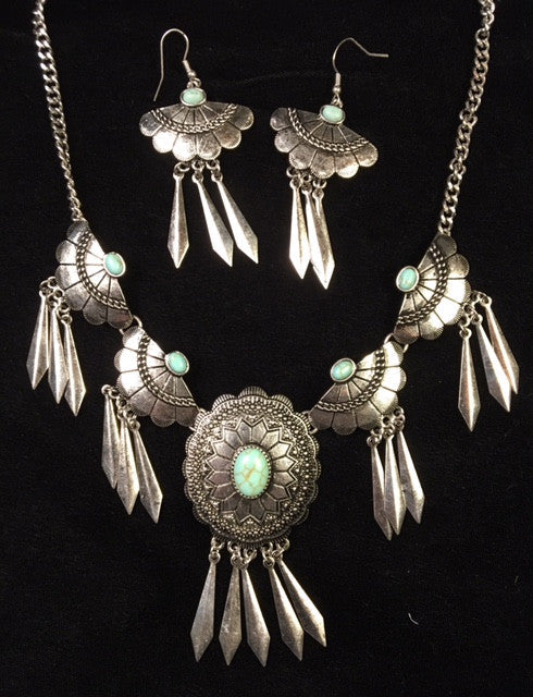 (CSN1050-TQSLVFTH) Western Silver & Turquoise Necklace & Earrings with Feathers